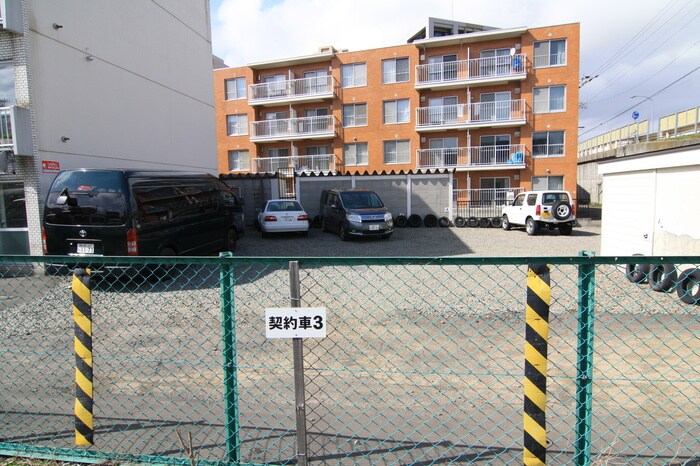 物件外観写真3　(駐車場)