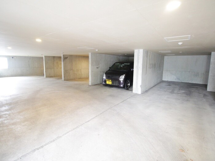 物件外観写真4　(駐車場)