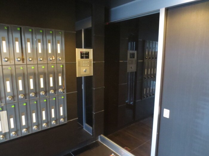 物件外観写真3　(エントランス部分)