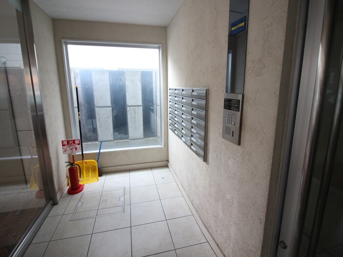 物件外観写真3　(エントランス部分)