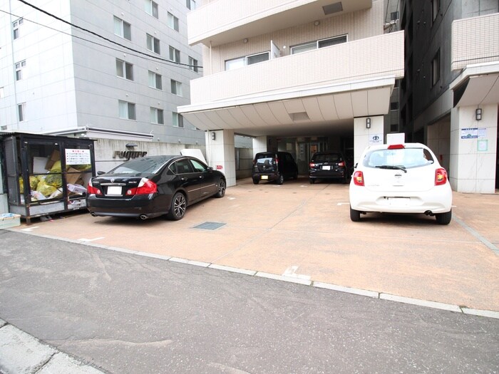 物件外観写真5　(駐車場)