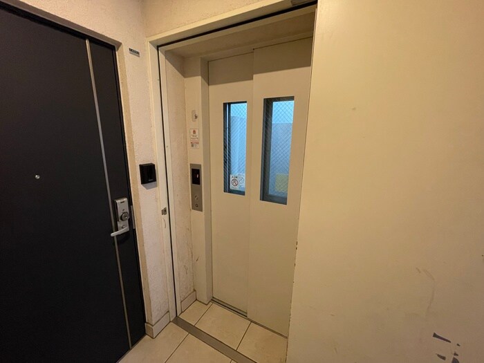 物件外観写真6　(エントランス部分)