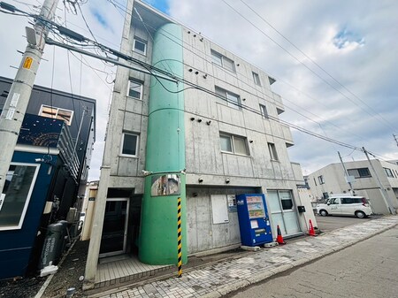 ﾌﾟﾚｼｱｽ八軒駅外観写真