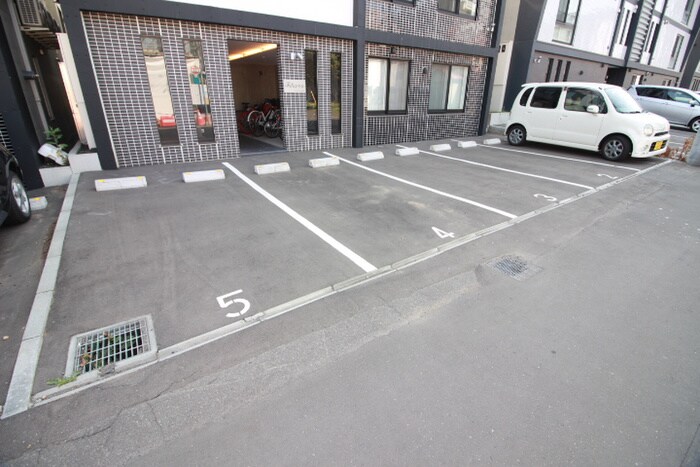 物件外観写真3　(駐車場)