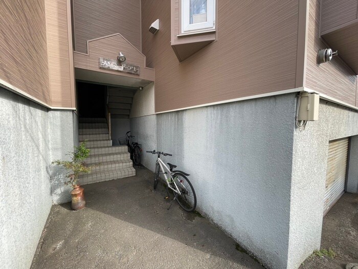 物件外観写真4　(エントランス部分)