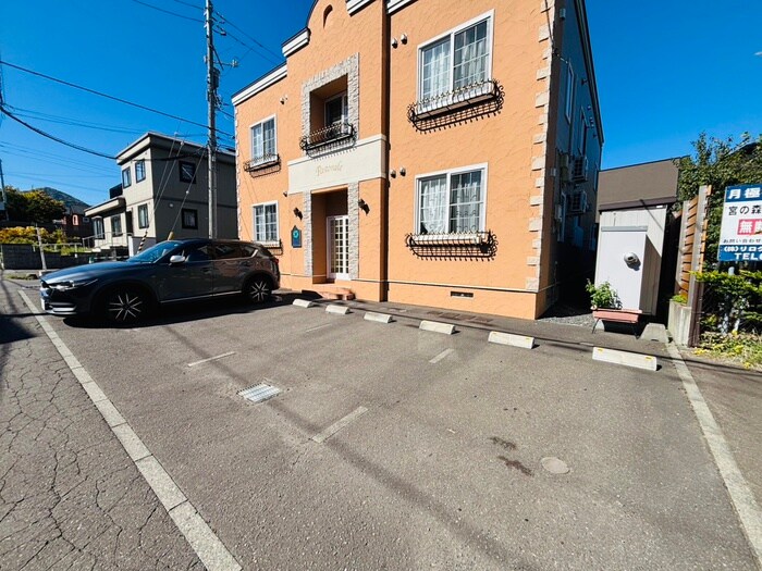 物件外観写真6　(駐車場)