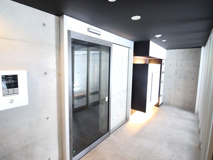 物件外観写真3　(エントランス部分)