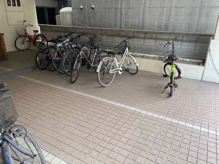 物件外観写真4　(駐輪場)