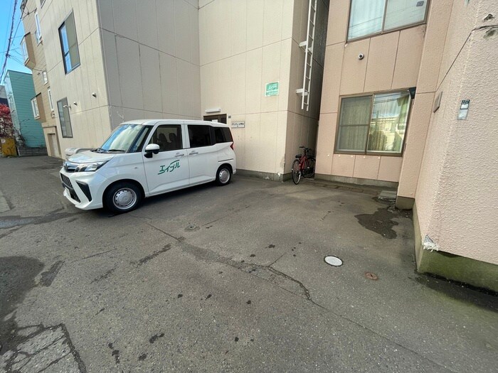 物件外観写真6　(駐車場)