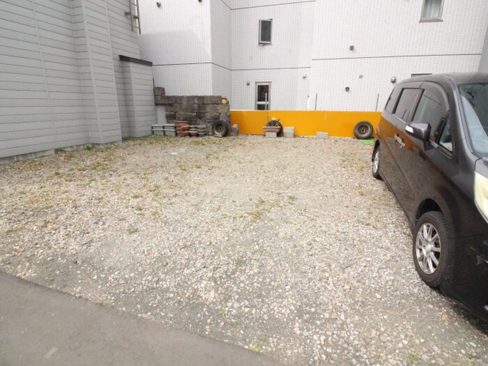 物件外観写真3　(駐車場)