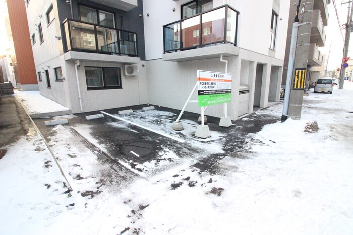 物件外観写真3　(駐車場)