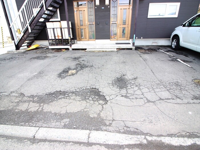 物件外観写真4　(駐車場)