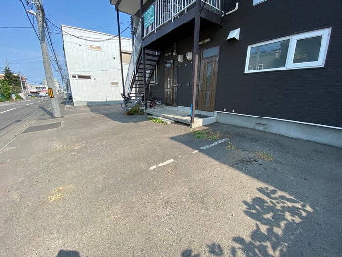 物件外観写真5　(駐車場)