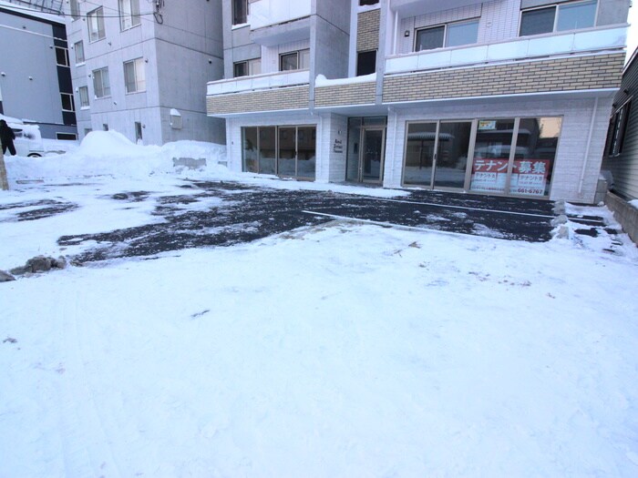 物件外観写真5　(駐車場)