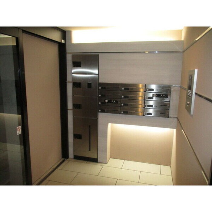 物件外観写真4　(エントランス部分)