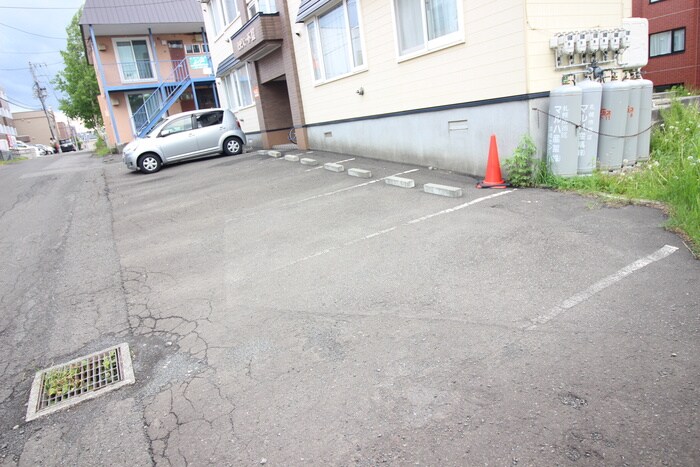 物件外観写真6　(駐車場)