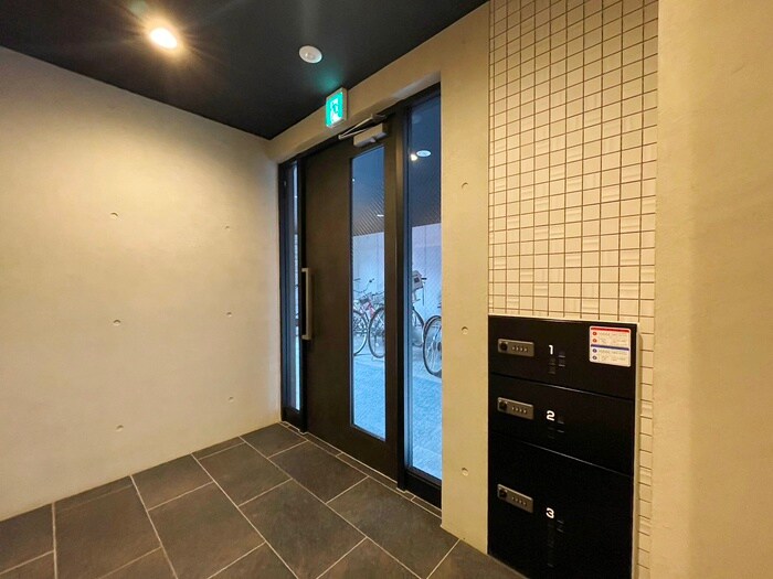 物件外観写真6　(エントランス部分)