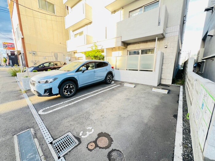 物件外観写真3　(駐車場)