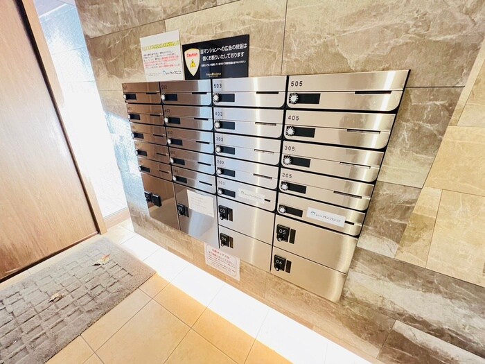 物件外観写真6　(エントランス部分)