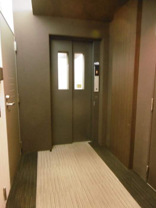 物件外観写真6　(エントランス部分)