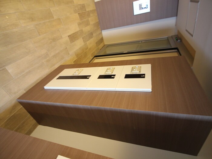 物件外観写真4　(エントランス部分)