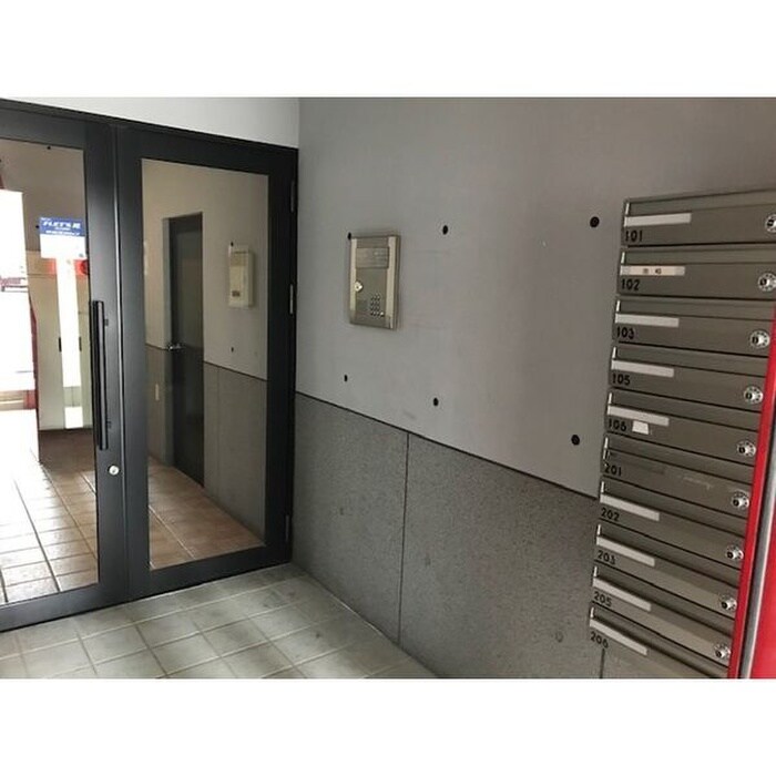 物件外観写真2　(エントランス部分)