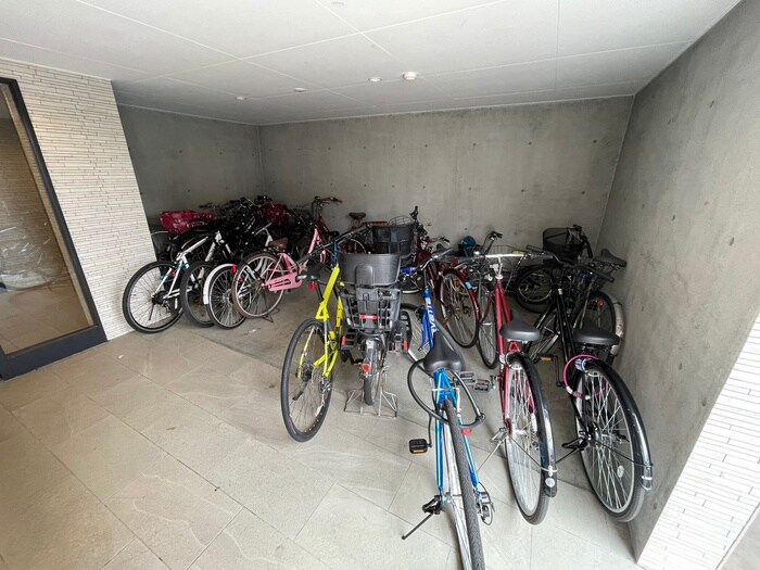 物件外観写真4　(駐輪場)