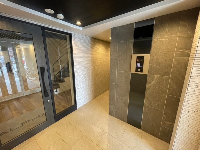 物件外観写真5　(エントランス部分)