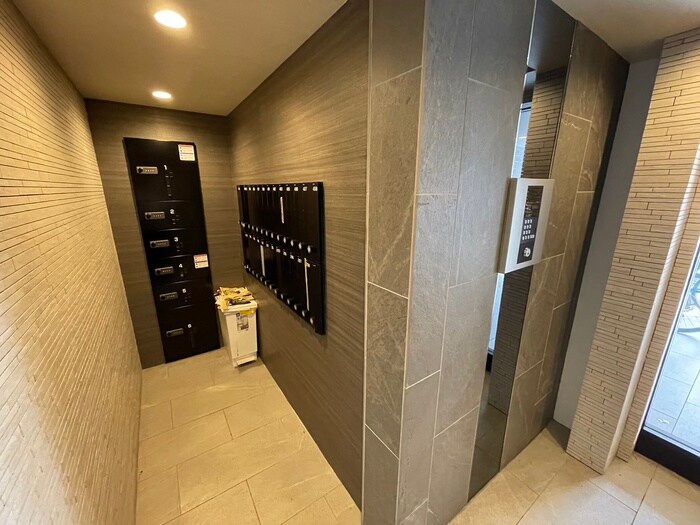 物件外観写真6　(エントランス部分)