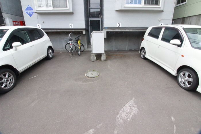 物件外観写真6　(駐車場)
