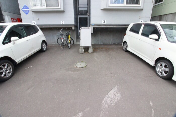 物件外観写真6　(駐車場)