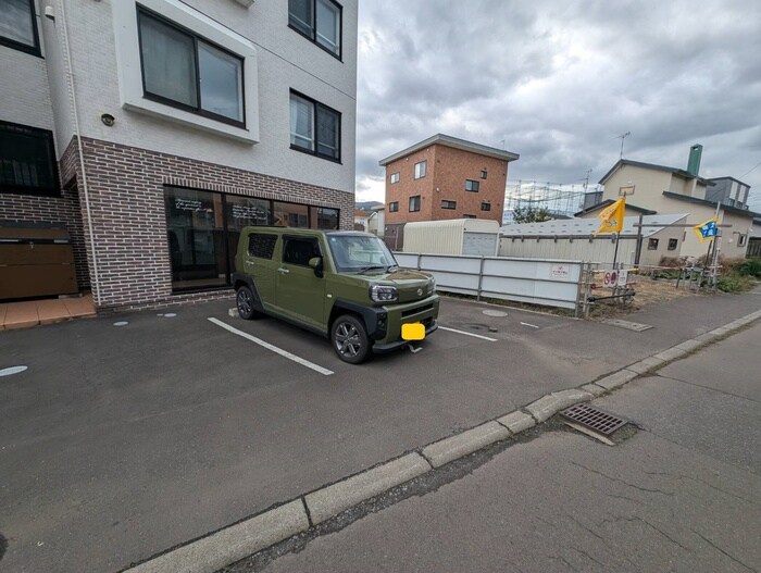 物件外観写真3　(駐車場)