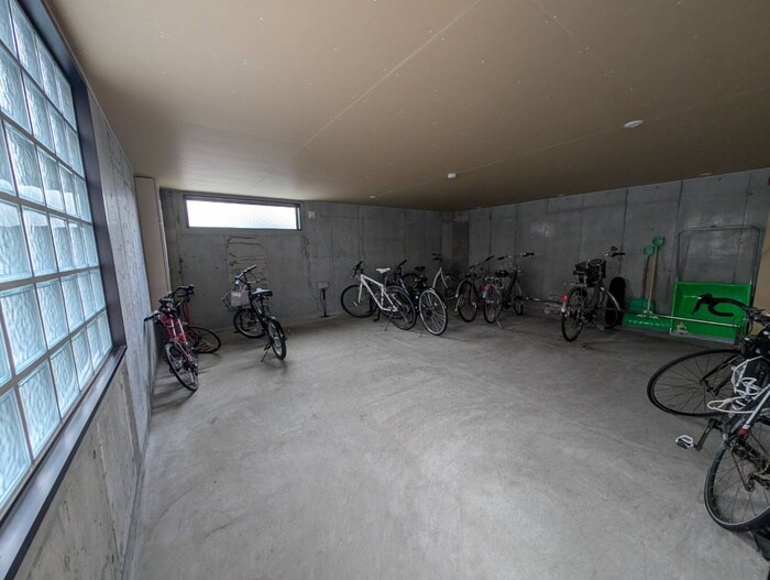 物件外観写真4　(駐輪場)