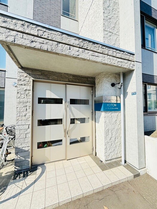 物件外観写真4　(エントランス部分)