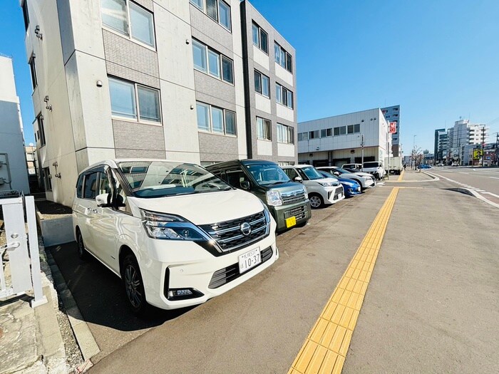 物件外観写真5　(駐車場)