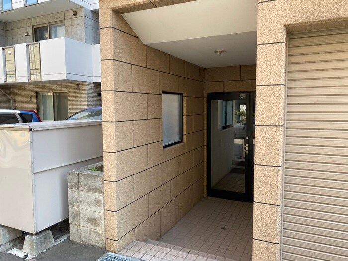 物件外観写真5　(エントランス部分)