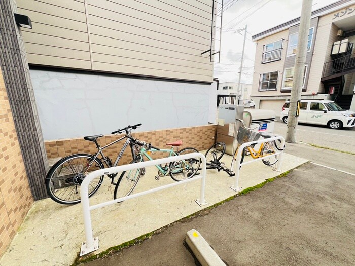 物件外観写真4　(駐輪場)