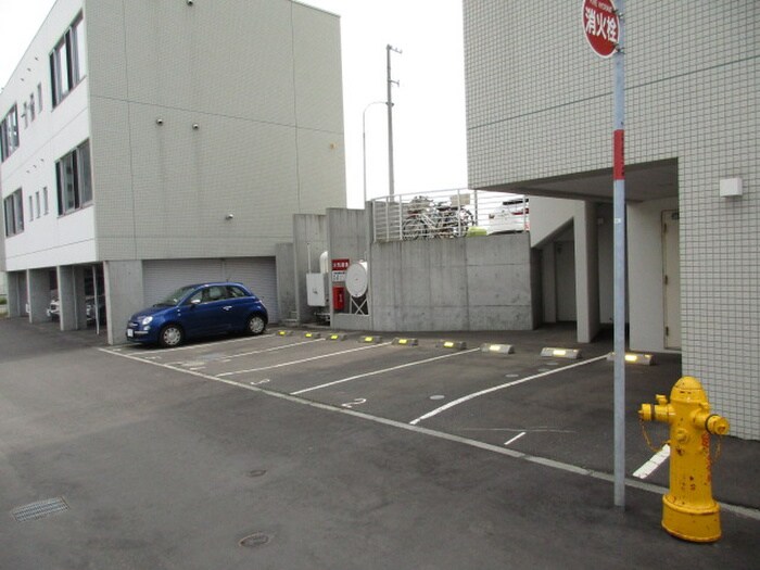 物件外観写真6　(駐車場)