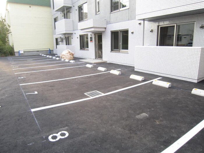 物件外観写真3　(駐車場)