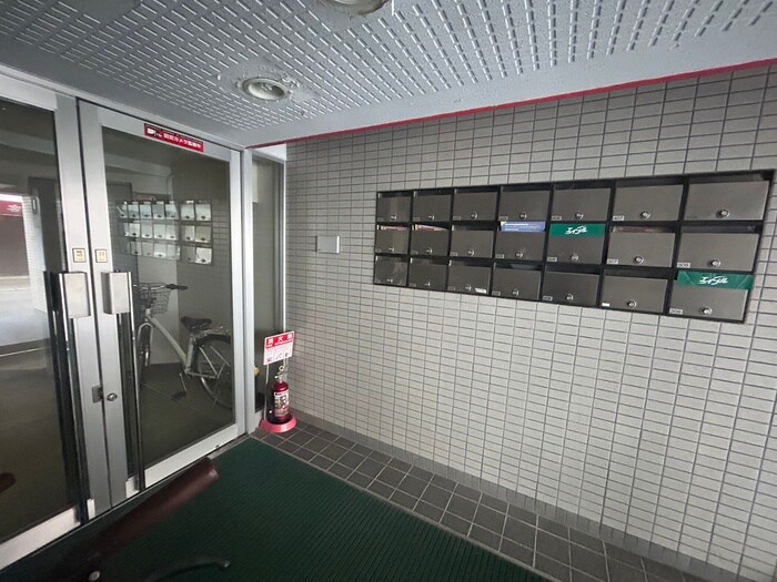 物件外観写真4　(エントランス部分)