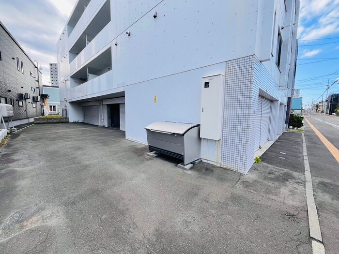 物件外観写真3　(駐車場)