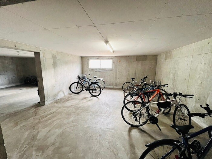物件外観写真4　(駐輪場)
