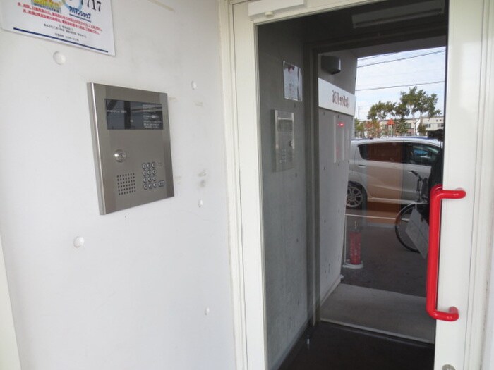 物件外観写真3　(エントランス部分)