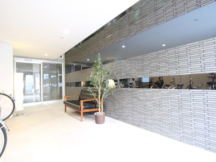 物件外観写真6　(エントランス部分)