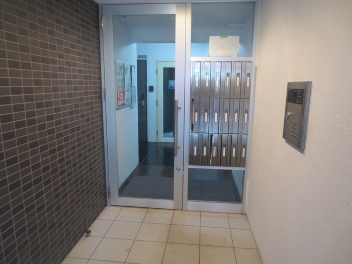 物件外観写真3　(エントランス部分)