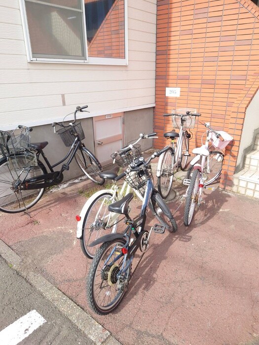 物件外観写真4　(駐輪場)