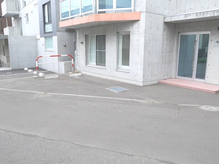 物件外観写真3　(駐車場)