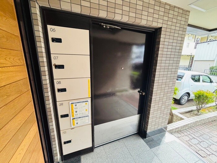 物件外観写真4　(エントランス部分)