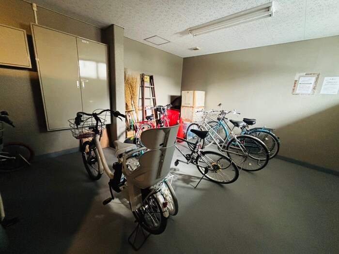物件外観写真6　(駐輪場)