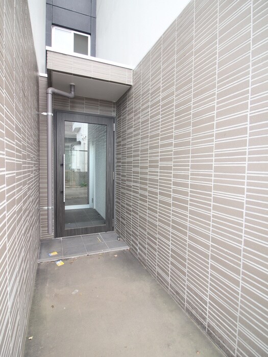 物件外観写真3　(エントランス部分)